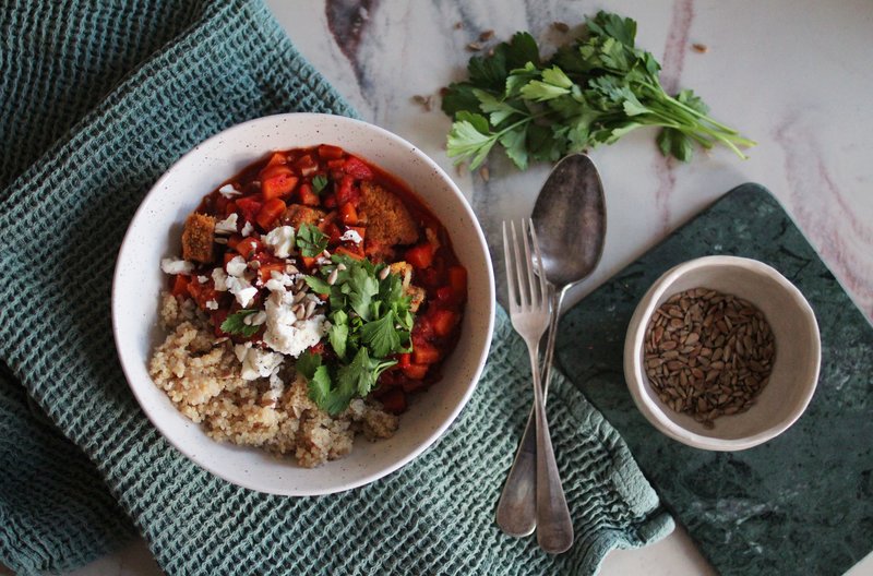Tomatgryte med quinoa og Liv Laga vegetarburgere laget av Happy Food Stories