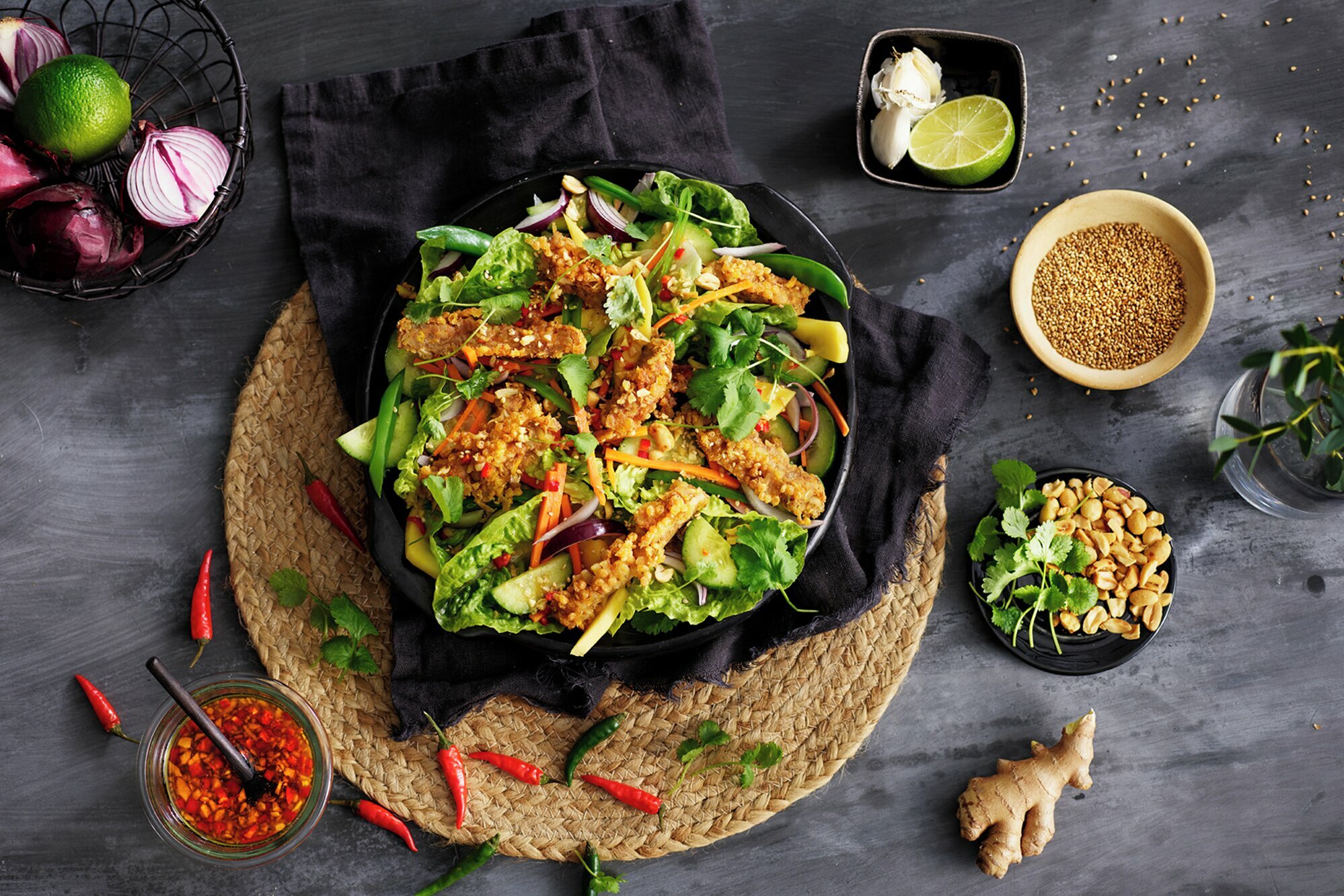 Asiatisk-inspirert HOFF Liv Laga-salat med spicy dressing